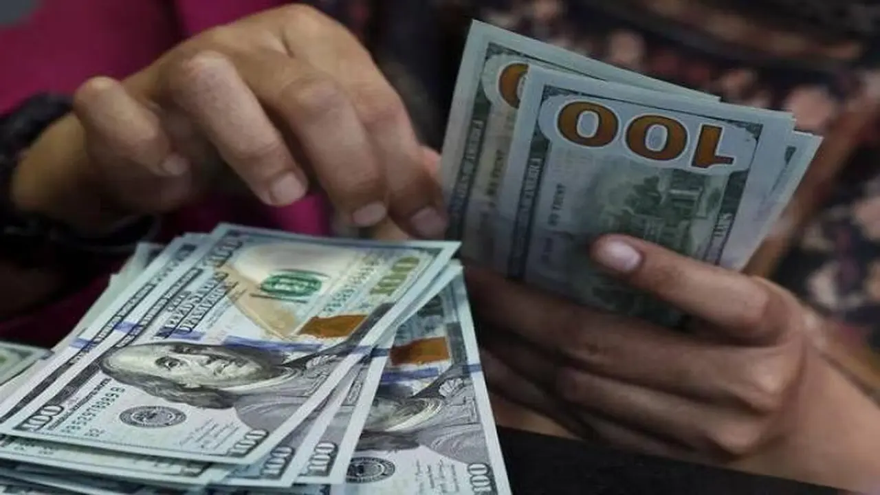 الدولار ينخفض وسط تباطؤ التضخم ونمو الاقتصاد الأمريكي المخيب للآمال